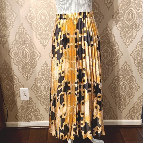 H&M Dresses & Skirts - H & M  pleated skirt size L satin